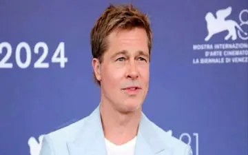 استایل جسورانه برد پیت با کت‌ و شلوار صورتی و بنفش در تور فیلم F1