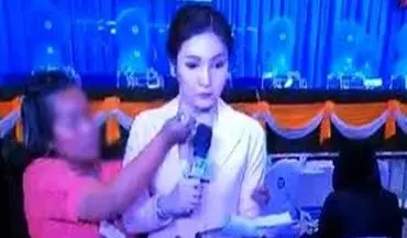 غافلگیر شدن خبرنگار تایلندی حین پخش زنده تلویزیونی