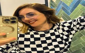 سلفی‌های جذاب عایشه گل با یک پیراهن متفاوت