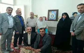 مسئولان سازمان بسیج هنرمندان به دیدار حلیمه سعیدی، مادر شهید رفتند + تصاویر