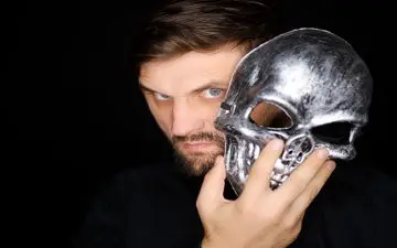 چرا روان‌آزارها جذاب تر و قابل‌اعتمادتر به نظر می‌رسند؟ پشت پرده‌ی چهره‌های فریبنده