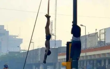 فیلمی دلخراش از آویزان کردن پیکر نوجوان ۱۶ ساله در میدان الوثبه بغداد