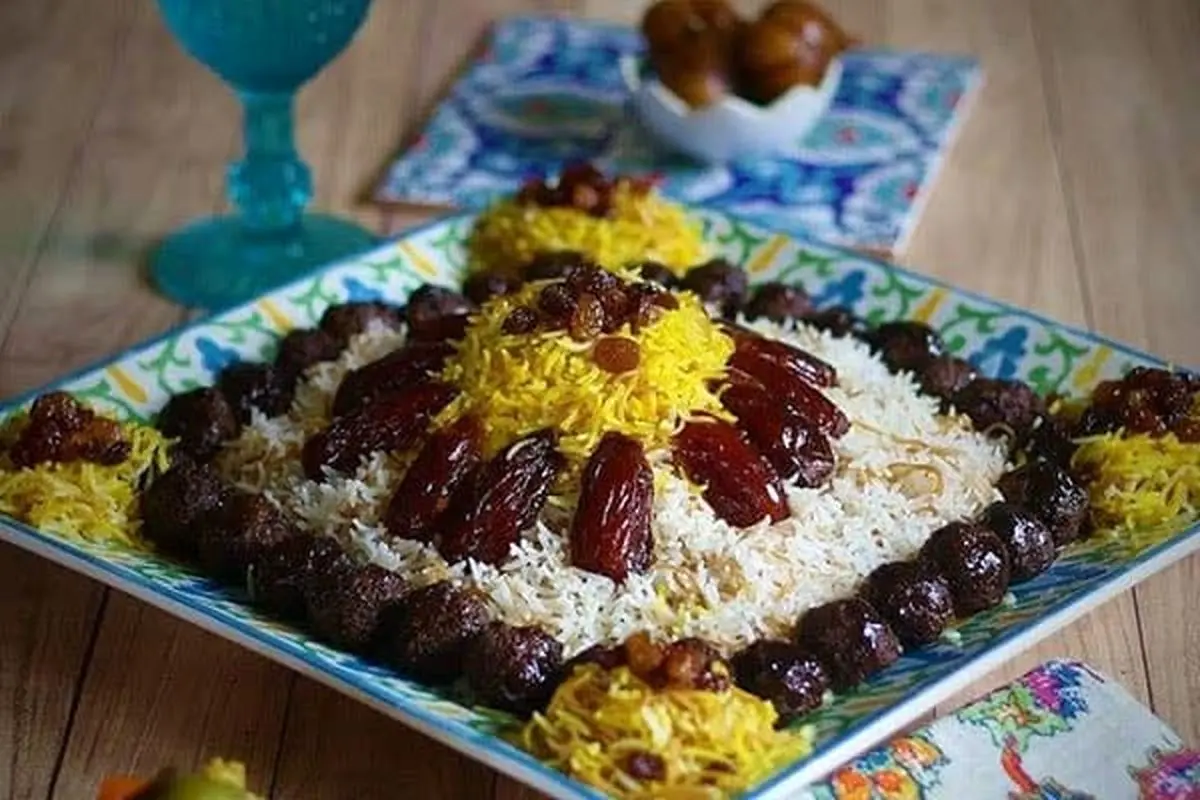 طرز تهیه رشته پلو با کشمش و خرما؛ غذای خوش‌طعم و پرطرفدار ایرانی