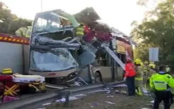 برخورد مرگبار اتوبوس دو طبقه با درخت با ۴۵ کشته و زخمی+ فیلم