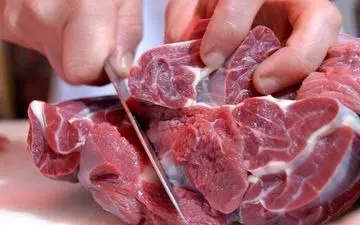 نرخ تازه گوشت قرمز امروز 28 مرداد 1404؛ قیمت روز گوسفندی و گوساله در بازار