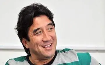 آب‌تنی خداداد عزیزی و پسرش! + عکس