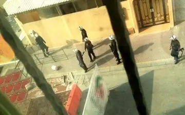 اولین فیلم از یورش نیروهای امنیتی آل خلیفه به داخل منزل شیخ عیسی قاسم