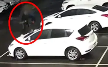 شکستن شیشه خودرو‌های صفر کیلومتر در نمایندگی توسط دو پسر نوجوان 