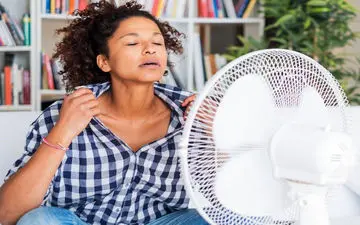 مهم‌ترین علائم گرگرفتگی در یائسگی به چه شکل است؟