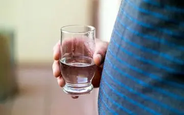  چاق‌ها چقدر باید آب بنوشند؟