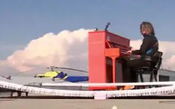 پیانو نوازی روی قالیچه پرنده