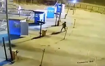 تصادف یک مرد با خودرو در عوارضی + فیلم