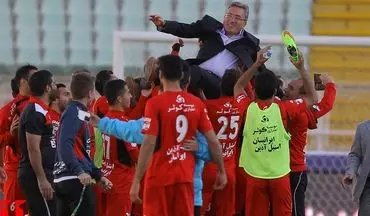 چه کسی جام قهرمانی پرسپولیس را اهداء کرد