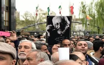 بدرقه پیکر جمشید مشایخی زیر نم نم باران / نصیریان: جای مشایخی پُر نمی‌شود