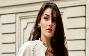 استایل شیک هانده ارچل در قطار لوکس؛ از این استایل برای مهمانی‌ها الهام بگیرید