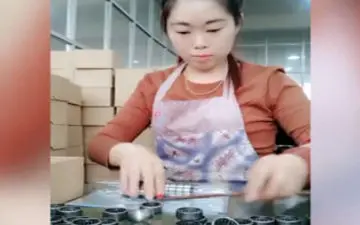 مهارت حیرت انگیز دختر چینی در بسته بندی + فیلم