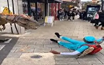 شوخی دایناسوری با مردم در پیاده رو 