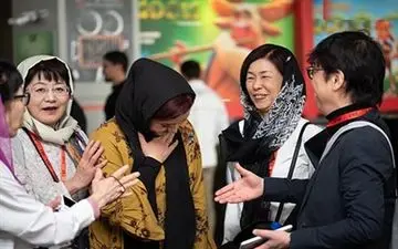 جریان دست ندادن مریلا زارعی با مرد چینی+ عکس