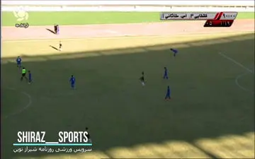 رفتار زشت بازیکن استقلال ملاثانی با توپ جمع کن دیدار قشقایی شیراز! 