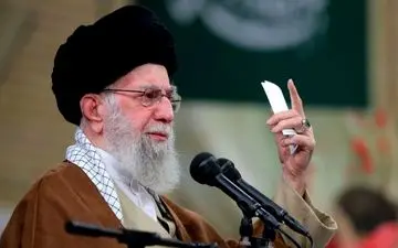 هدیه غافلگیر کننده رهبر انقلاب به مجری تلویزیون + ویدئو