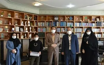 دلجویی مدیرکل آموزش و پرورش استان کرمانشاه از دانش‌آموز کولبر پاوه‌ای