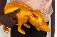 کیف موش غول‌پیکر؛ عجیب‌ترین اکسسوری وایرال دنیای مد!