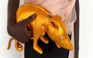 کیف موش غول‌پیکر؛ عجیب‌ترین اکسسوری وایرال دنیای مد!