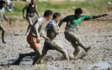 رقابت دیدنی فوتشالیست های مازندرانی در شالیزار + فیلم