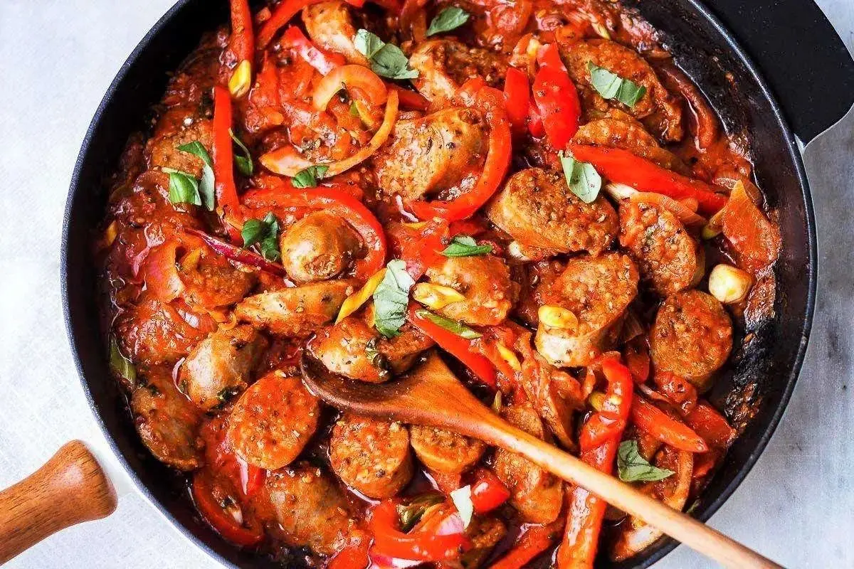 طرز تهیه خوراک سوسیس رژیمی؛ غذای سالم و خوشمزه با سبزیجات کمکالری