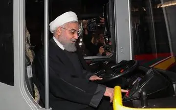 عکس/ روحانی راننده اتوبوس شد