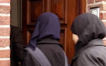 اقدام زیبای دانش‌آموزان قزاقستانی علیه قانون منع حجاب+فیلم