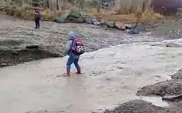 عبور دشوار دانش‌آموزان از رودخانه در "سوخسو انقلاب" + فیلم 