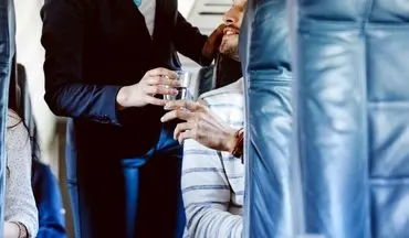 راز پنهانی مهمانداران در دادن آب به مسافران؛ چرا آن را مخفیانه انجام می‌دهند؟