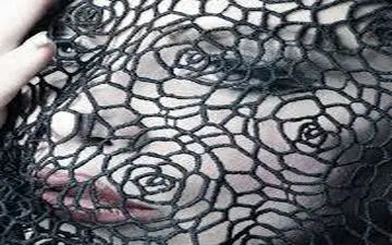 پوشش و میکاپ عجیب نارسیس کهرام؛ بازیگر، گوینده و دوبلور سینما