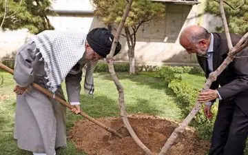 کاشت دو نهال میوه توسط رهبرانقلاب + فیلم