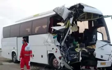  15قربانی در تصادف اتوبوس با تریلی در بروجرد 