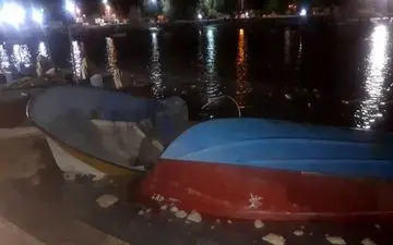 طغیان دریا باعث واژگونی شناورها در بندر دیر شد+ عکس