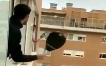 تنیس بازی از پنجره، در قرنطینه خانگی!