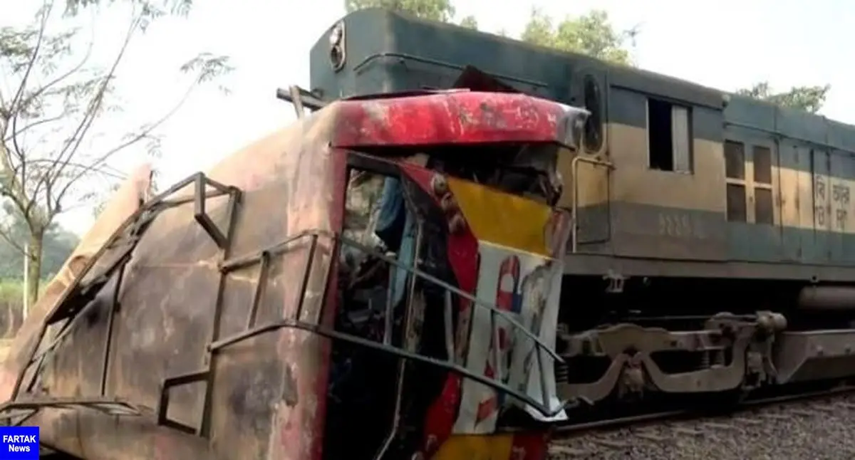 برخورد قطار با اتوبوس مسافربری در بنگلادش جان ۱۲ تن را گرفت
