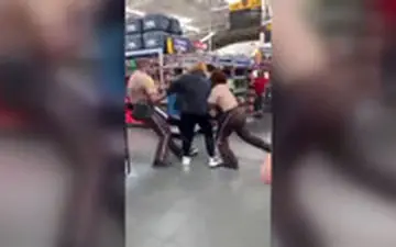 کتک‌کاری بر سر یک بسته آب!