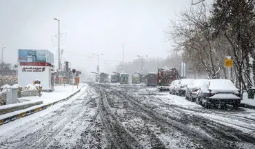 بارش برف و باران در اغلب محورهای کشور/ تلاش برای بازگشایی جاده چالوس 