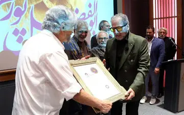 اهدای گواهینامه درجه یک هنری به ابوالفضل پورعرب