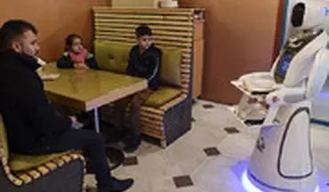  آغاز به کار ربات پیشخدمت در رستورانی در افغانستان 