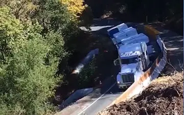 سقوط تریلی به داخل دره + فیلم