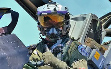 نحوه نوشیدنی ریختن خلبان در جنگنده + فیلم