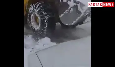 
ارتفاع برف در آذربایجان شرقی و دفن شدن خودروها