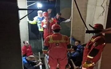 کارگر ورزشگاه آزادی تهران از ارتفاع ۳۰ متری نجات یافت