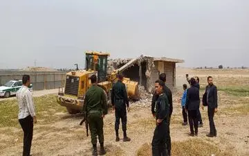 تخریب یک ساخت و ساز غیرمجاز در یک تپه تاریخی دزفول