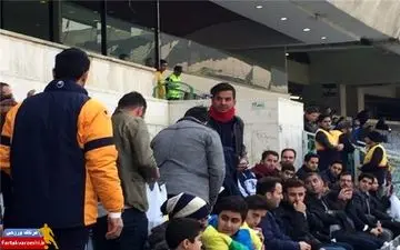 حضور دروازه بان جنجالی با شال قرمز در بازی استقلال و سایپا+ عکس