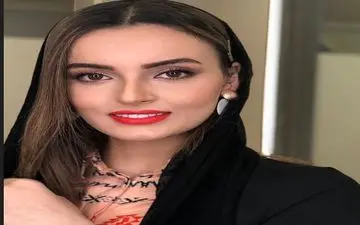 پوشش و استایل نیلوفر پارسا در یک مراسم مُد و لباس